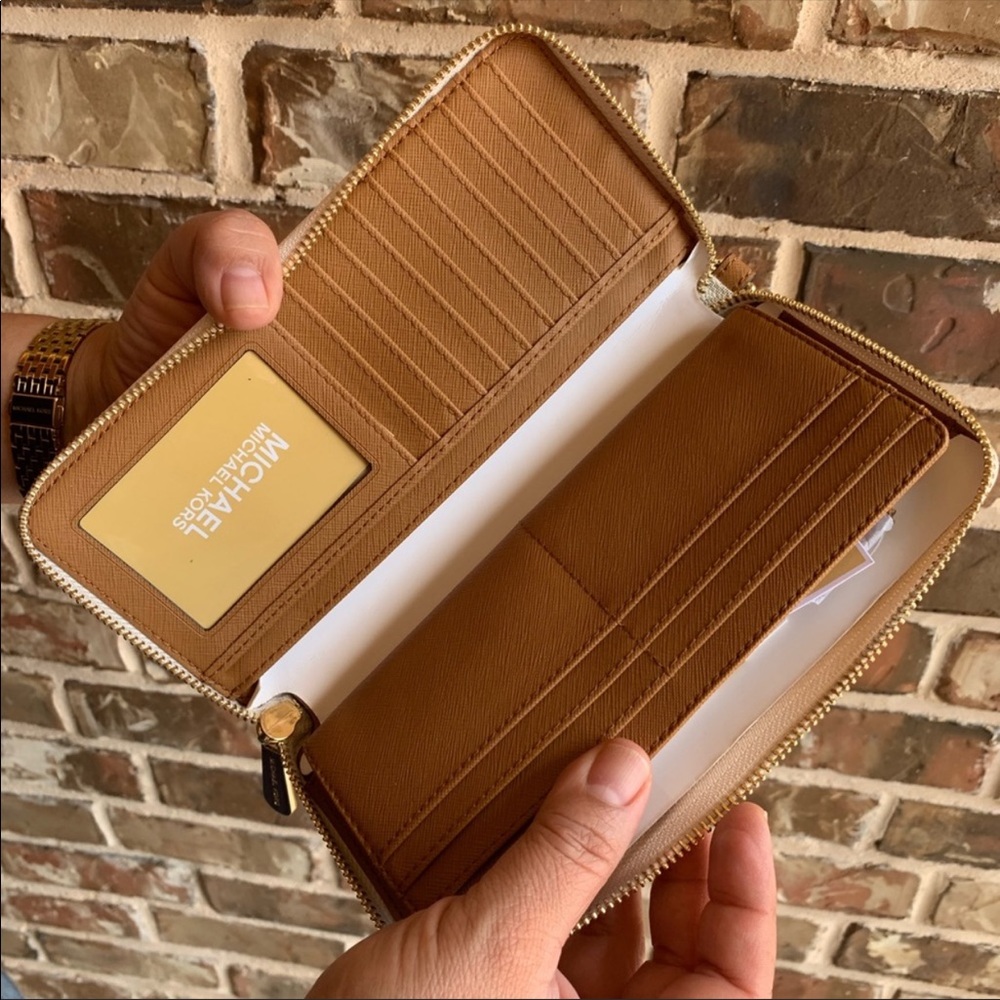 OFFERS? NEW Michael Kors Continental Wallet - Picture 4 of 5